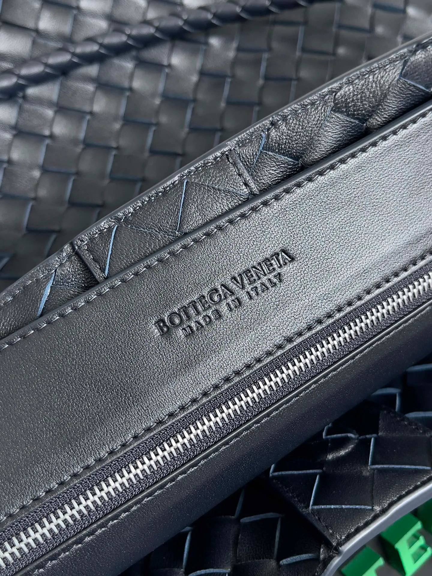 Batch 3760 Recently, the same style of bag that celebrities love is both high-end and practical. Michelle Yeoh, Kim Namjoon, Jing Boran, Tong Liya, Sun Qian, Wu Qianyu, Du Juan, Ma Yili and Bai Baihe are all carrying Bottega Veneta summer series Andiamo handbags. Andiamo has a simple structure and rounded lines. The whole piece is made of Nappa leather. It is comfortable, soft and dynamic. It adds interest to daily life and can be easily matched with various styles. Andiamo handbags are available in three sizes: small, medium and large. There are many colors to choose from, which can meet different needs. You can really carry it whether it is daily or attending events. Style number: 743575 Size: 45*22*34 including handle height 44cm